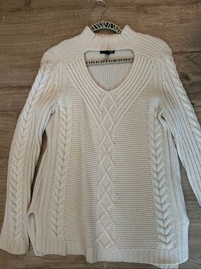 Aqua Cashmere Bone Cable Knit V‑Neck Sweater with Cutout